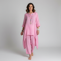Vrouw in roze tuniek met driekwart mouwen en losse broek