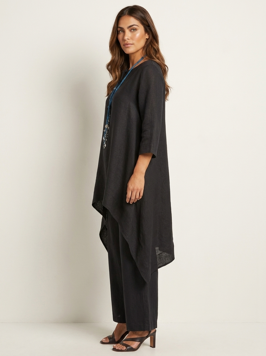 Zwarte tuniekset met broek van opzij, met de langere achterkant van de tuniek