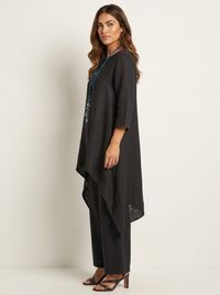 Zwarte tuniekset met broek van opzij, met de langere achterkant van de tuniek