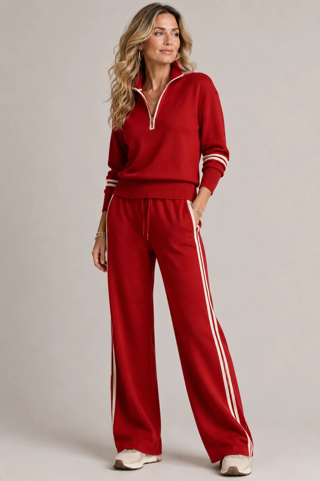 Rode tweedelige dames set met contrastbies langs de broekpijp