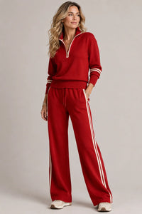 Rode tweedelige dames set met contrastbies langs de broekpijp