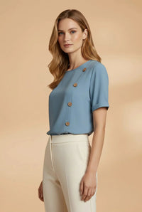 Blouse met Decoratieve Knopenrij en Korte Mouwen – Verfijnd & Veelzijdig – Vanelle