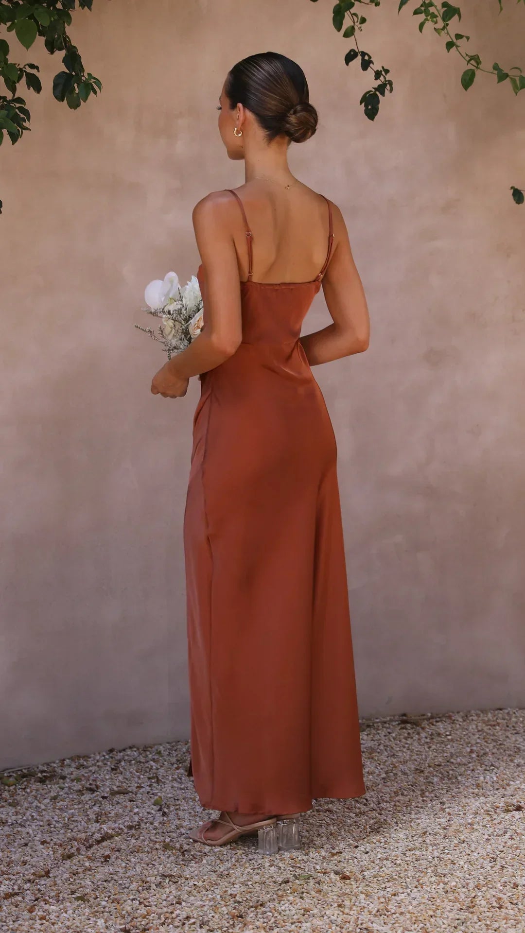 Maxi Jurk met Vierkante Hals, Zijplooien en Hoge Beensplit – Elegant & Vrouwelijk – Vera