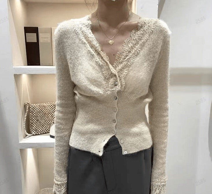Beige gebreid dames vest met kanten V-hals op een grijze pantalon