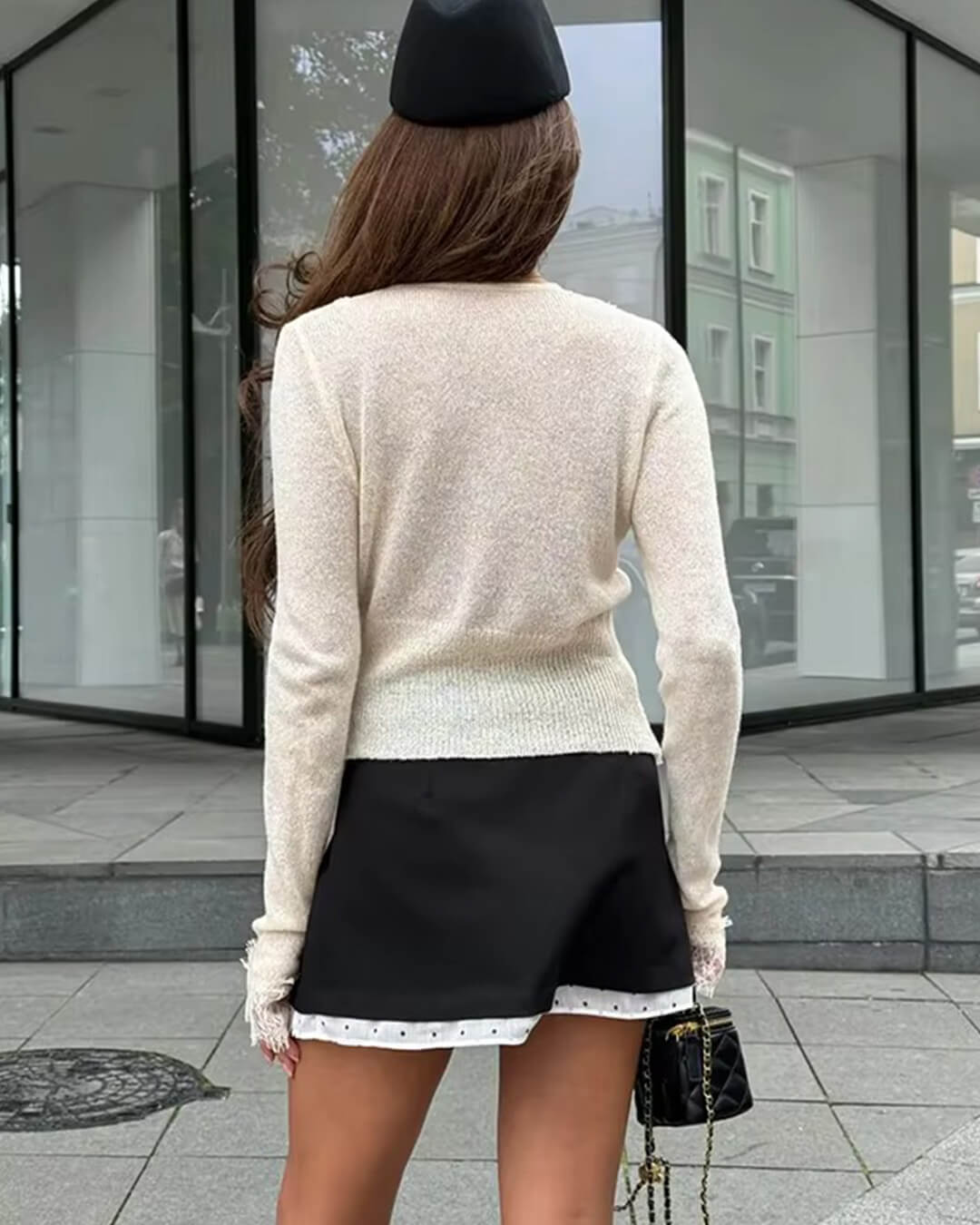 Crème gebreid dames vest met kanten manchetten, achteraanzicht