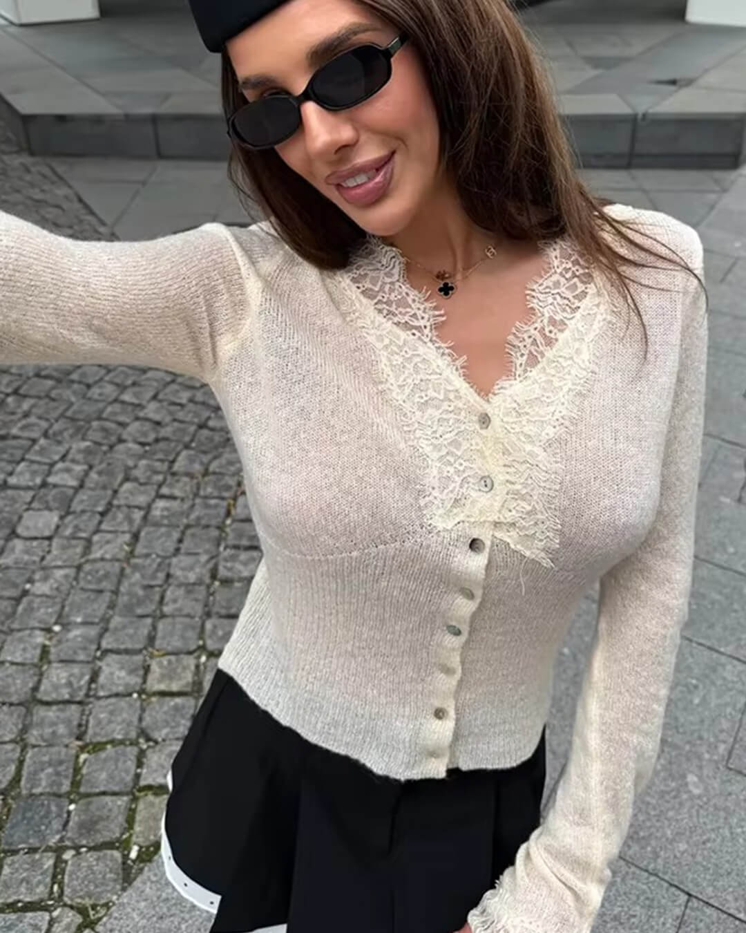 Crème vest met kanten V-hals en ronde knoopjes, detail