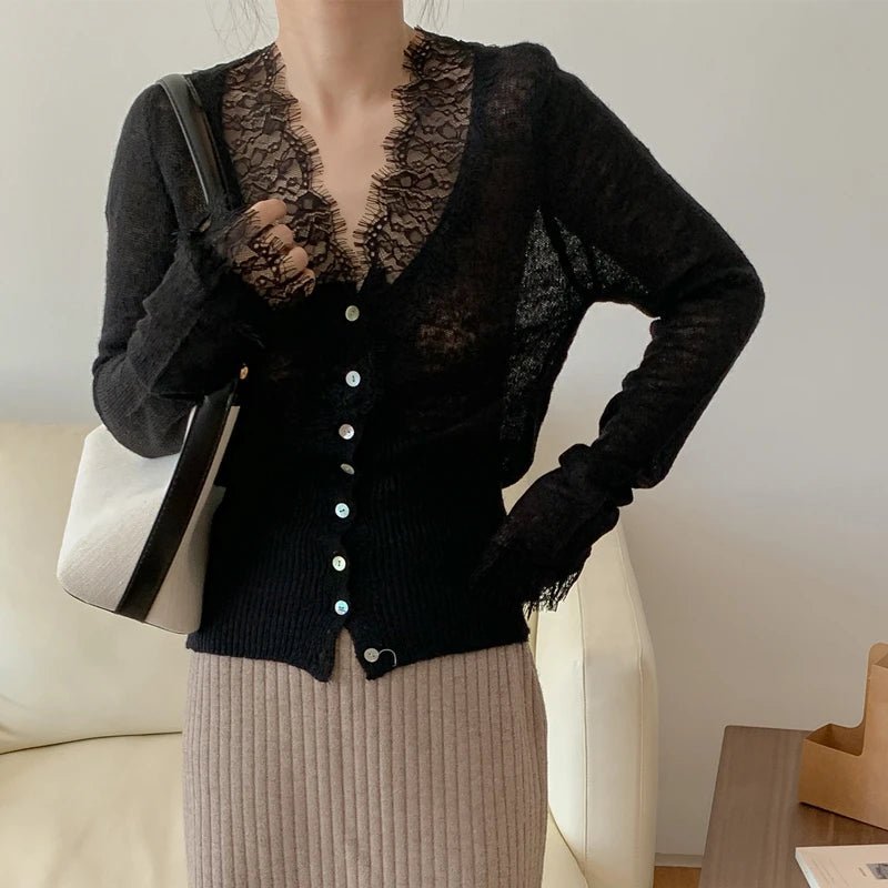 Zwart gebreid dames vest met kanten V-hals en knoopsluiting