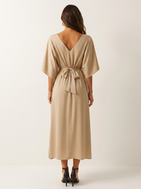 Vloeiende maxi-jurk dames met vleermuismouwen en strikceintuur in beige, achterkant met strik
