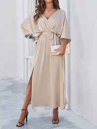 Vloeiende maxi-jurk dames met vleermuismouwen en strikceintuur in beige, voorkant