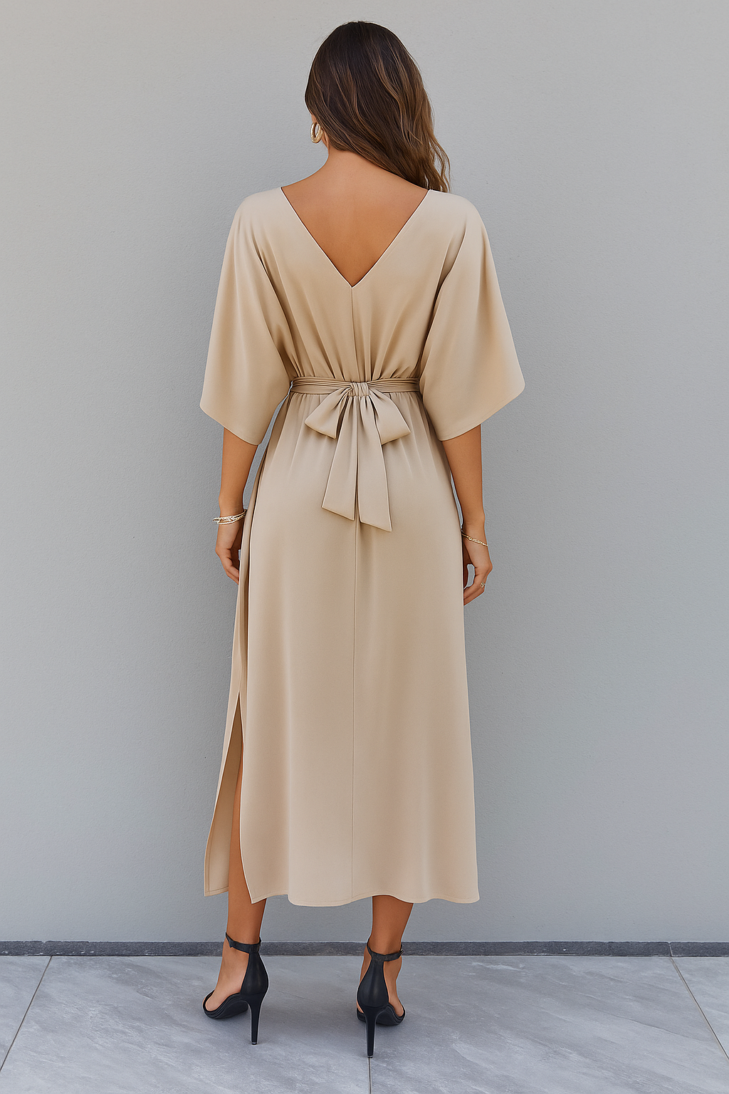Vloeiende maxi-jurk dames met vleermuismouwen en strikceintuur in beige, achterkant met strik