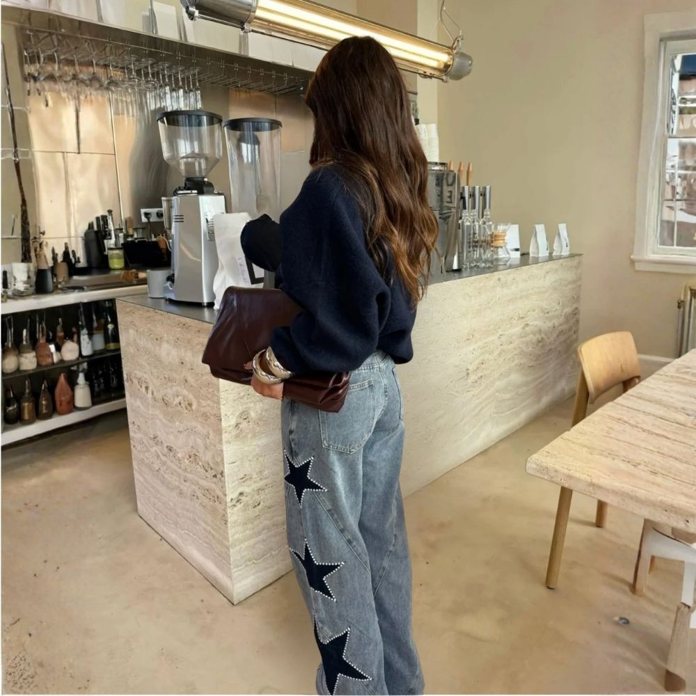 Blauwe wide leg jeans met sterren en studs, zijaanzicht