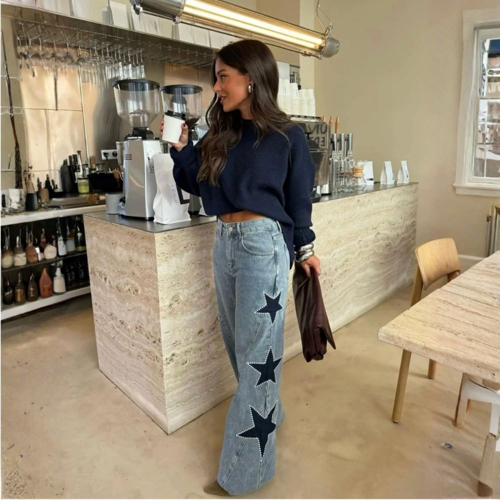 Blauwe wide leg jeans met sterren patches langs de pijp, vooraanzicht