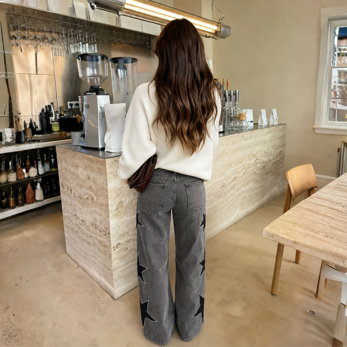 Grijze wide leg jeans met sterren langs de pijp, achteraanzicht