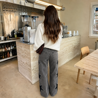 Grijze wide leg jeans met sterren langs de pijp, achteraanzicht