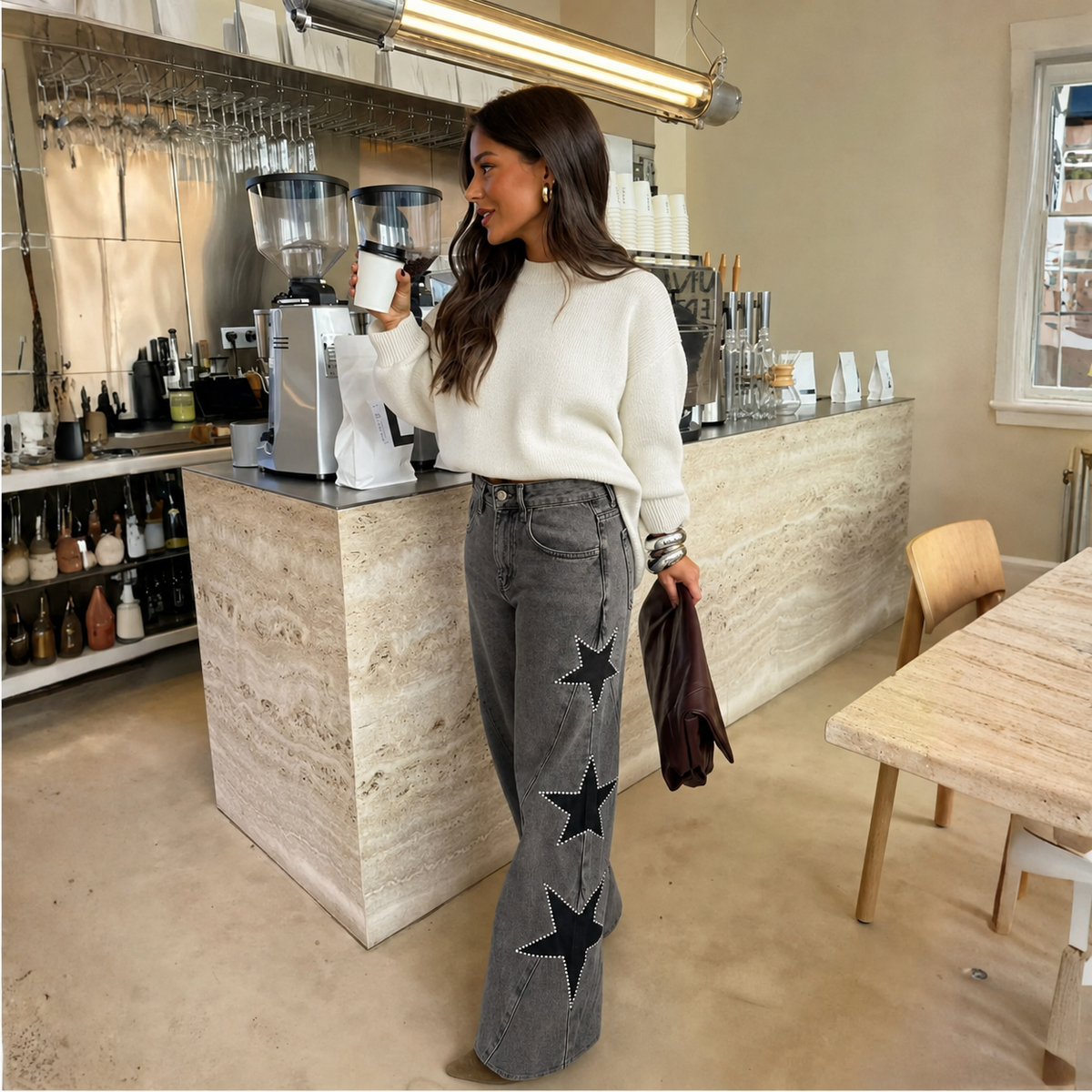 Grijze wide leg jeans met zwarte sterren patches, vooraanzicht