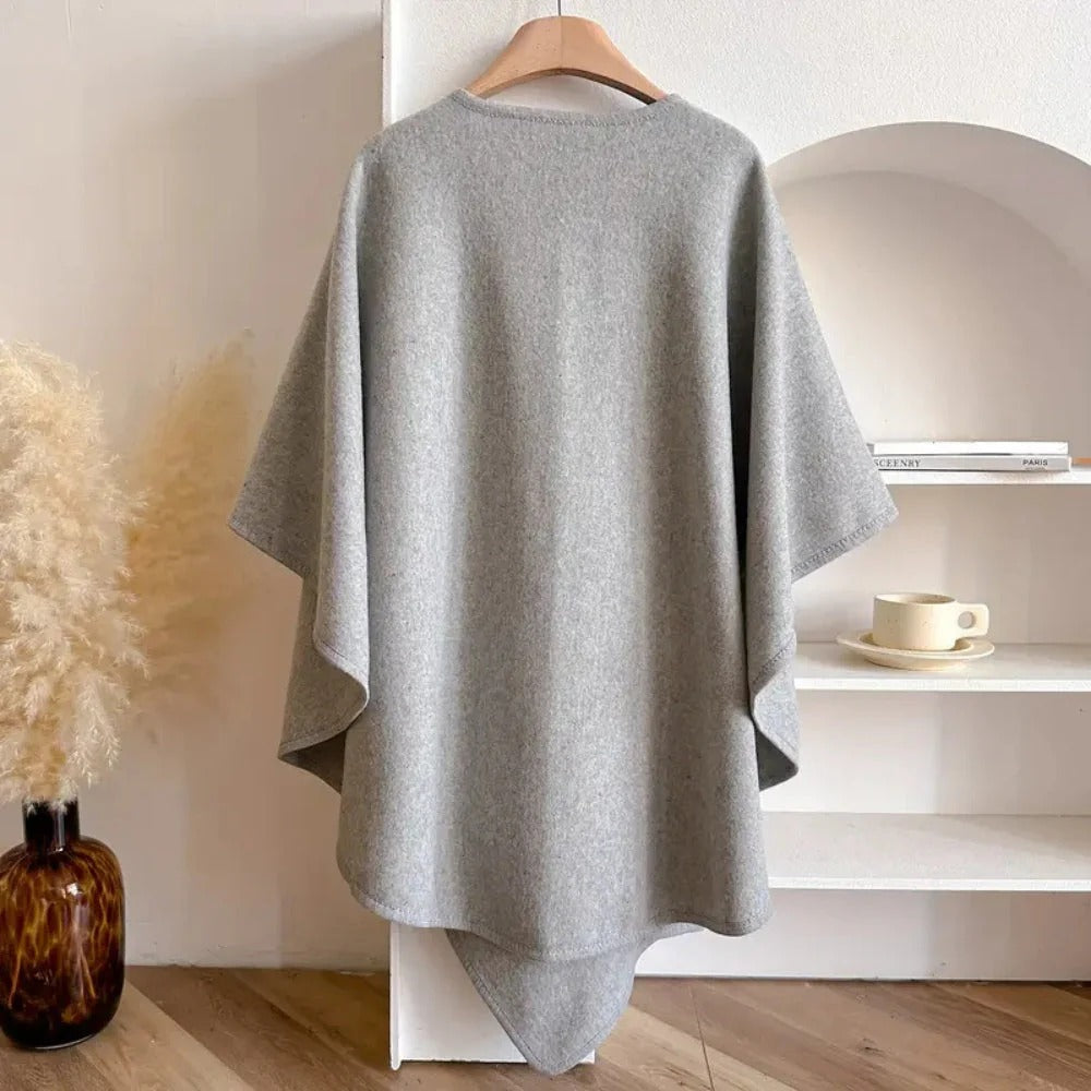 Achterkant van de wikkelponcho voor dames in lichtgrijs