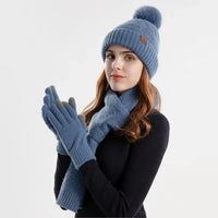 Winterset dames in blauw: pompommuts, sjaal en handschoenen