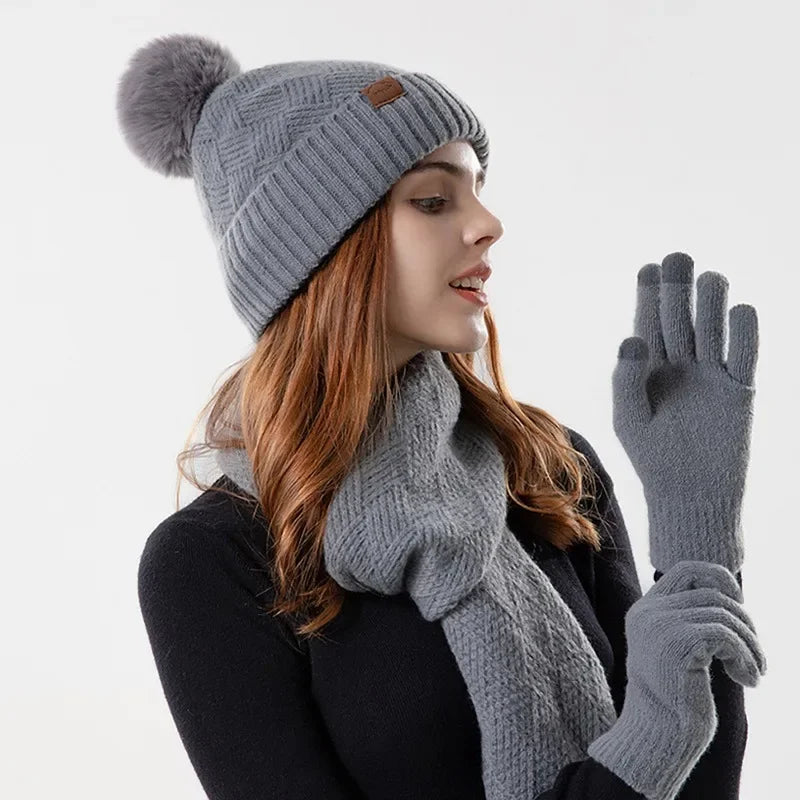 Winterset dames in grijs: pompommuts, sjaal en handschoenen