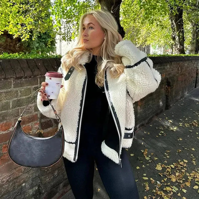 Witte korte teddy jas dames gedragen op jeans in het najaar