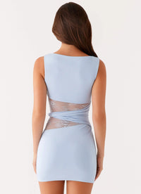 Mouwloze Mini Jurk met Hoge Halslijn en Taille Cut-Out – Verfijnd & Gedurfd – Ysoline