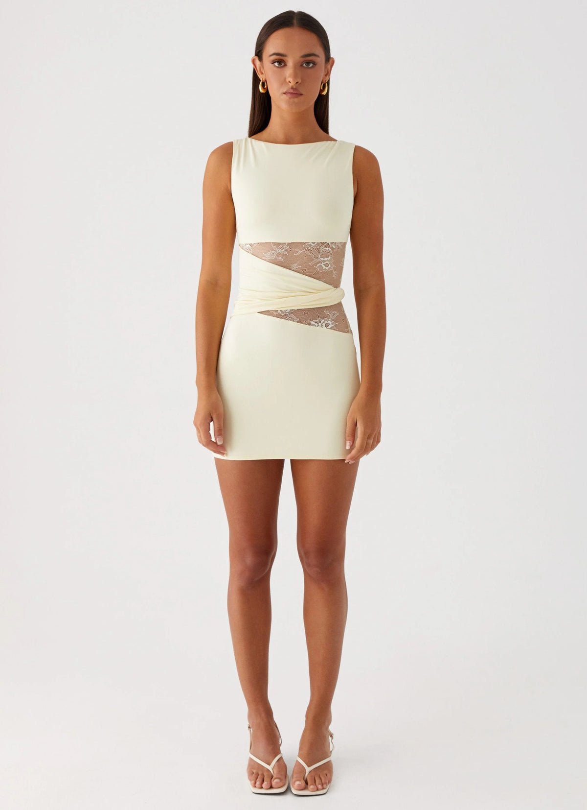 Mouwloze Mini Jurk met Hoge Halslijn en Taille Cut-Out – Verfijnd & Gedurfd – Ysoline