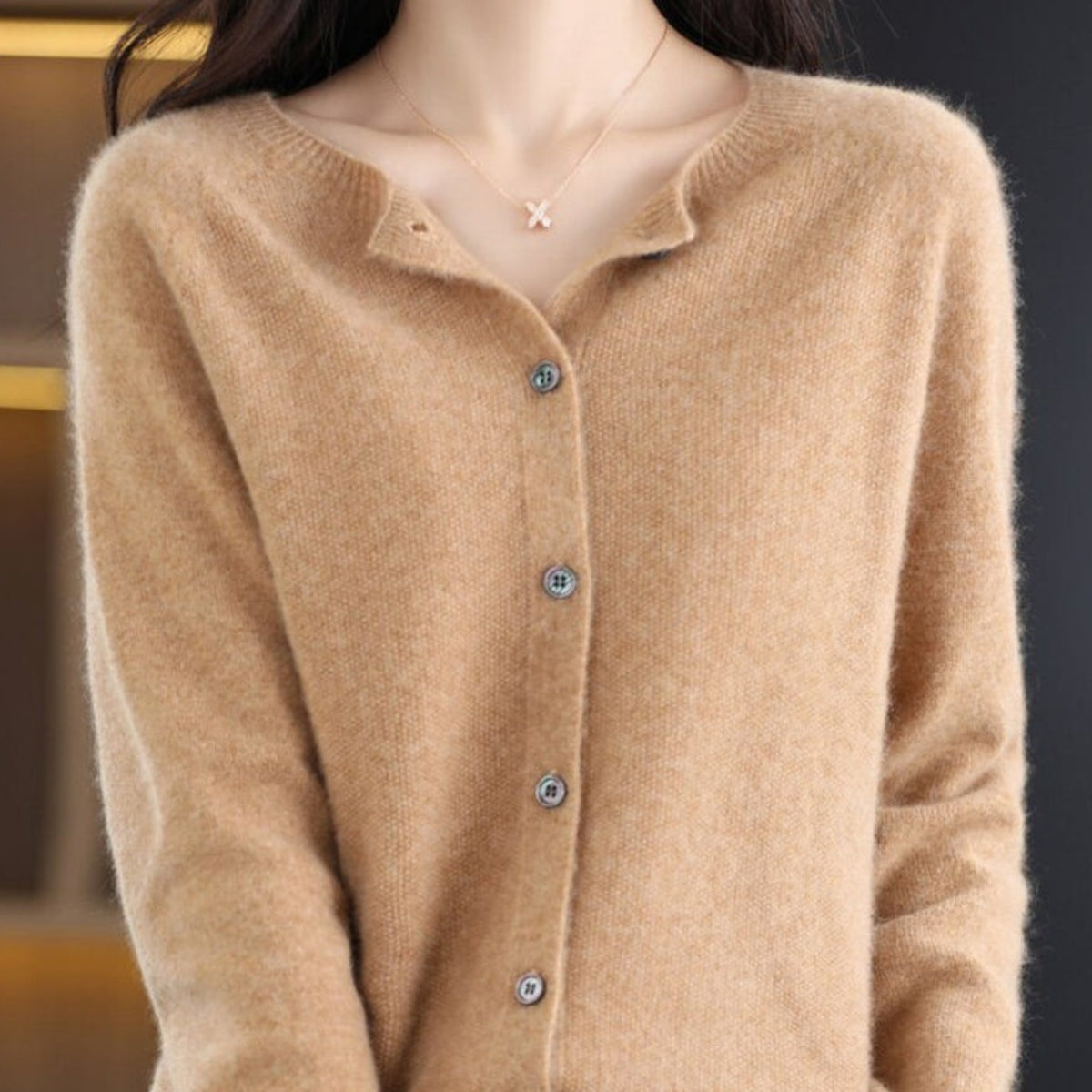 Zacht merino vest dames met ronde hals en knopen in camel