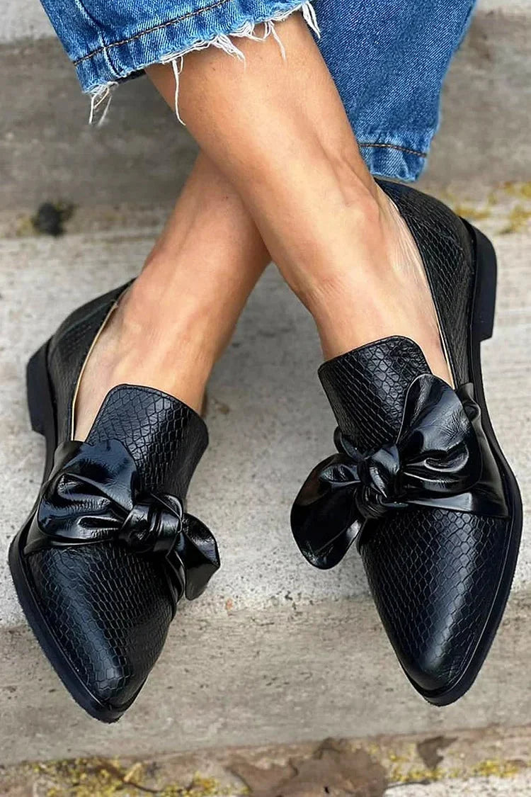 Zwarte dames loafers met strik en krokodillenreliëf, van bovenaf gezien