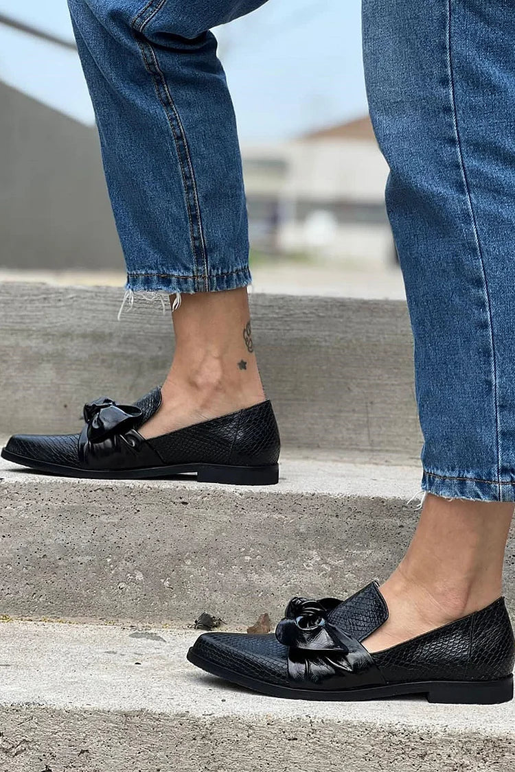 Dames loafers met krokodillenreliëf in beweging op straat
